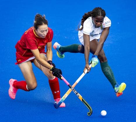 AMSTELVEEN - Liu Yang of China in a duel with Onthatile Zulu of South Africa (R) during the group stage match at the Hockey World Cup between China and South Africa at the Wagener Stadium. KOEN VAN WEEL ANP xVIxANPxSportx xxANPxIVx 565858896 originalFilename: 565858896.jpg