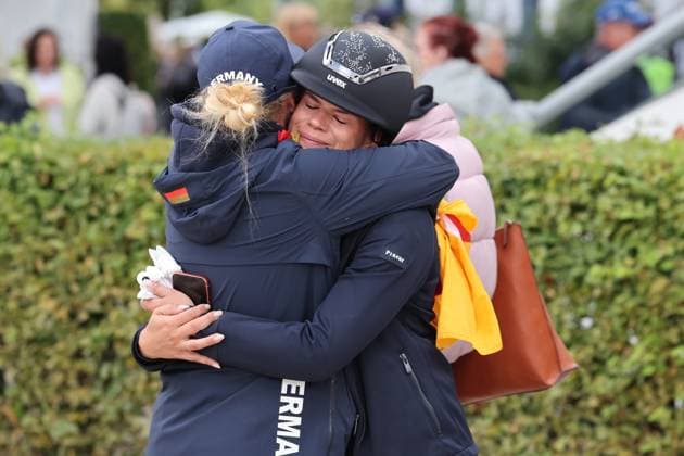 Helen Brandt (GER, Deutschland, Germany) - Grade IV - mit Pferd Vulkan Vegas, Emotion, Umarmung , Para Grand Prix A Individual Final & First Individual Qualifier for the Grand Prix Freestyle Prize of StädteRegion Aachen, Dressur, FEI Para Dressage World Championship, WM, Weltmeisterschaft 2026, FEI Para Dressur Weltmeisterschaft Aachen 2026, Para, körperlichen Einschränkungen oder Sehbehinderungen, Fünf Startklassen (Grade I bis V) sorgen für faire Vergleiche je nach Grad der körperlichen Funktionseinschränkung, Die Para-Dressur ist der einzige paralympische Reitsportart, AACHEN - FEI World Championships 2026, Weltfest des Pferdesports, Reitsport Weltmeisterschaft 2026, Aachen 2026, Welcome Home 2026, Aachener Soers, 11. bis 23. August 2026, Reitsport, 20.08.2026, Aachen Aachener Soers Deutschland *** Helen Brandt GER, Germany, Grade IV with the horse Vulkan Vegas, Emotion, Umarmung, Para Grand Prix A Individual Final, First Individual Qualifier for the Grand Prix Freestyle Prize of StädteRegion Aachen, Dressage, FEI Para Dressage World Championship 2026, FEI Para Dressage World Championships Aachen 2026, Para, physical limitations or visual impairments, five competition classes (Grades I through V) ensure fair competition based on the degree of physical functional limitation, Para Dressage is the only Paralympic equestrian sport, AACHEN FEI World Championships 2026, World Equestrian Festival, Equestrian World Championships 2026, Aachen 2026, Welcome Home 2026, Aachen Soers, August 11–23, 2026, Equestrian Sports, August 20, 2026, Aachen Soers, Germany