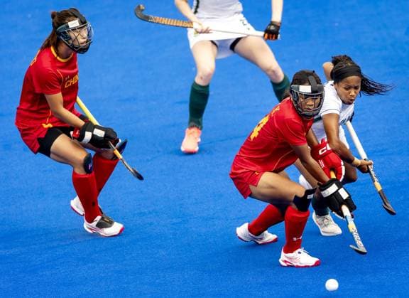AMSTELVEEN - Yaxi Luo of China in a duel with Bianca Wood of South Africa (R) during the group stage match at the Hockey World Cup between China and South Africa at the Wagener Stadium. KOEN VAN WEEL ANP xVIxANPxSportx xxANPxIVx 565859058 originalFilename: 565859058.jpg