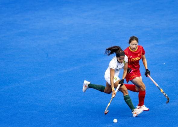 AMSTELVEEN - Bianca Wood of South Africa (L) in a duel with Jinzhuang Tan of China during the group stage match at the Hockey World Cup between China and South Africa at the Wagener Stadium. KOEN VAN WEEL ANP xVIxANPxSportx xxANPxIVx 565859114 originalFilename: 565859114.jpg