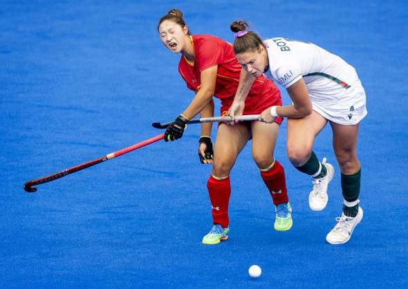 AMSTELVEEN - Yunxia Fan of China in a duel with Stephanie Botha of South Africa (R) during the group stage match at the Hockey World Cup between China and South Africa at the Wagener Stadium. KOEN VAN WEEL ANP xVIxANPxSportx xxANPxIVx 565859229 originalFilename: 565859229.jpg