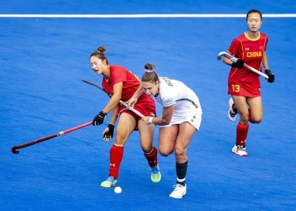 AMSTELVEEN - Yunxia Fan of China in a duel with Stephanie Botha of South Africa (R) during the group stage match at the Hockey World Cup between China and South Africa at the Wagener Stadium. KOEN VAN WEEL ANP xVIxANPxSportx xxANPxIVx 565859236 originalFilename: 565859236.jpg