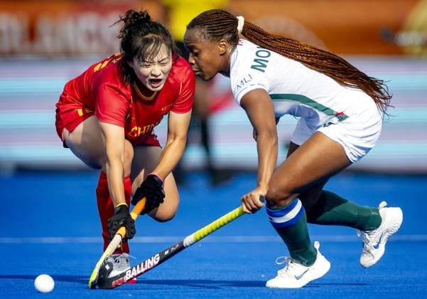 AMSTELVEEN - Ying Zhang of China in a duel with Edith Molikoe of South Africa (R) during the group stage match at the Hockey World Cup between China and South Africa at the Wagener Stadium. KOEN VAN WEEL ANP xVIxANPxSportx xxANPxIVx 565859764 originalFilename: 565859764.jpg