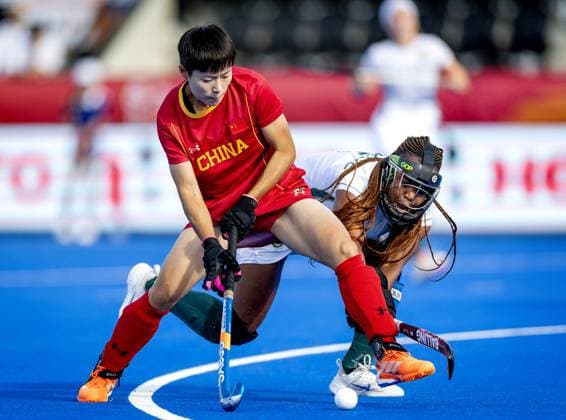 AMSTELVEEN - Jiangxin He of China in a duel with Jean Leigh Du Toit of South Africa (R) during the group stage match at the Hockey World Cup between China and South Africa at the Wagener Stadium. KOEN VAN WEEL ANP xVIxANPxSportx xxANPxIVx 565859766 originalFilename: 565859766.jpg