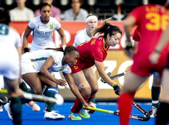 AMSTELVEEN - Edith Molikoe of South Africa in a duel with Ying Zhang of China (R) during the group stage match at the Hockey World Cup between China and South Africa at the Wagener Stadium. KOEN VAN WEEL ANP xVIxANPxSportx xxANPxIVx 565859795 originalFilename: 565859795.jpg