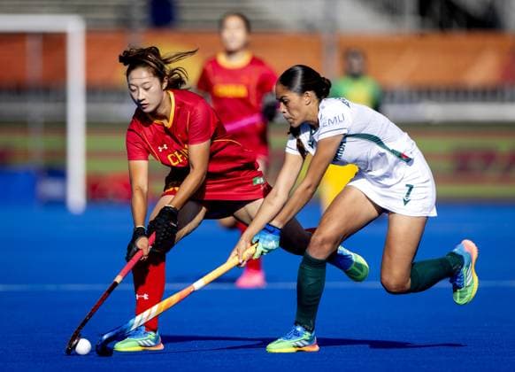 AMSTELVEEN - Yunxia Fan of China in a duel with Taheera Augousti of South Africa (R) during the group stage match at the Hockey World Cup between China and South Africa at the Wagener Stadium. KOEN VAN WEEL ANP xVIxANPxSportx xxANPxIVx 565859843 originalFilename: 565859843.jpg