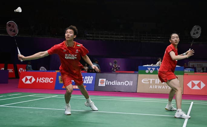 (260820) -- NEW DELHI, Aug. 20, 2026 -- Jiang Zhenbang (L) Wei Yaxin of China compete during the mixed doubles round of 16 match between Jiang Zhenbang Wei Yaxin of China and Pakkapon Teeraratsakul Sapsiree Taerattanachai of Thailand at BWF World Championships in New Delhi, India, Aug. 20, 2026. ) (SP)INDIA-NEW DELHI-BADMINTON-BWF WORLD CHAMPIONSHIPS-MIXED DOUBLES JavedxDar 