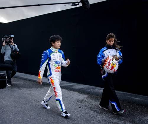 ZANDVOORT - Yuki Tsunoda (Racing Bulls) eats a stroopwafel at the Zandvoort Circuit ahead of the Dutch F1 Grand Prix. SEM VAN DER WAL ANP xVIxANPxSportx xxANPxIVx 565862860 originalFilename: 565862860.jpg