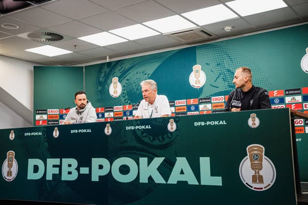 DFB-Pokal Pressekoferenz: Lüneburger SK - SV Werder Bremen, 20.08.2026 Tarek Gibbah (Trainer Lüneburger SK Hansa), Albrecht Breitschuh, Marian Andre Kunze (Lüneburger SK Hansa, 10); Fußball, DFB-Pokal, Pressekonferenz: Lüneburger SK vs. SV Werder Bremen am 20.08.2026 im Millerntor-Stadion, Hamburg DFB REGULATIONS PROHIBIT ANY USE OF PHOTOGRAPHS AS IMAGE SEQUENCES AND OR QUASI-VIDEO. *** DFB Cup Press Conference: Lüneburger SK vs. SV Werder Bremen, August 20, 2026—Tarek Gibbah, Coach of Lüneburger SK Hansa; Albrecht Breitschuh; Marian Andre Kunze, Lüneburger SK Hansa; 10 Soccer, DFB Cup, Press Conference: Lüneburger SK vs. SV Werder Bremen on August 20, 2026, at Millerntor Stadium, Hamburg. DFB regulations prohibit any use of photographs as image sequences and or quasi-video. Copyright: xBEAUTIFULxSPORTS Tonhäuserx