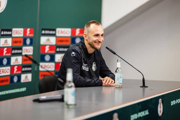 DFB-Pokal Pressekoferenz: Lüneburger SK - SV Werder Bremen, 20.08.2026 Marian Andre Kunze (Lüneburger SK Hansa, 10); Fußball, DFB-Pokal, Pressekonferenz: Lüneburger SK vs. SV Werder Bremen am 20.08.2026 im Millerntor-Stadion, Hamburg DFB REGULATIONS PROHIBIT ANY USE OF PHOTOGRAPHS AS IMAGE SEQUENCES AND OR QUASI-VIDEO. *** DFB Cup Press Conference: Lüneburger SK vs. SV Werder Bremen, August 20, 2026; Marian Andre Kunze, Lüneburger SK; Hansa, 10 soccer, DFB Cup, press conference for Lüneburger SK vs. SV Werder Bremen on August 20, 2026, at Millerntor Stadium, Hamburg. DFB REGULATIONS PROHIBIT ANY USE OF PHOTOGRAPHS AS IMAGE SEQUENCES AND OR QUASI-VIDEO Copyright: xBEAUTIFULxSPORTS Tonhäuserx