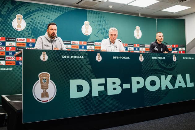 DFB-Pokal Pressekoferenz: Lüneburger SK - SV Werder Bremen, 20.08.2026 Tarek Gibbah (Trainer Lüneburger SK Hansa), Albrecht Breitschuh, Marian Andre Kunze (Lüneburger SK Hansa, 10); Fußball, DFB-Pokal, Pressekonferenz: Lüneburger SK vs. SV Werder Bremen am 20.08.2026 im Millerntor-Stadion, Hamburg DFB REGULATIONS PROHIBIT ANY USE OF PHOTOGRAPHS AS IMAGE SEQUENCES AND OR QUASI-VIDEO. *** DFB Cup Press Conference: Lüneburger SK vs. SV Werder Bremen, August 20, 2026—Tarek Gibbah, Coach of Lüneburger SK Hansa; Albrecht Breitschuh; Marian Andre Kunze, Lüneburger SK Hansa, 10 Soccer, DFB Cup, press conference for Lüneburger SK vs. SV Werder Bremen on August 20, 2026, at Millerntor Stadium, Hamburg. DFB regulations prohibit any use of photographs as image sequences and or quasi-video. Copyright: xBEAUTIFULxSPORTS Tonhäuserx
