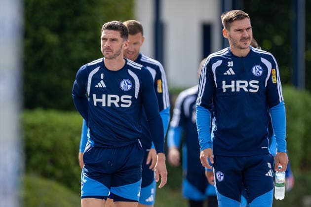 20.08.2026, Fussball, Training des FC Schalke 04. v. l. Robin Gosens (FC Schalke 04), Maximilian Wöber (FC Schalke 04). Gelsenkirchen Trainingsgelände FC Schalke 04 NRW Deutschland xRHR-FOTO YYx *** August 20, 2026, Soccer, FC Schalke 04 practice featuring Robin Gosens (FC Schalke 04) and Maximilian Wöber (FC Schalke 04), Gelsenkirchen, FC Schalke 04 training facility, North Rhine-Westphalia, Germany, xRHR PHOTO YYx Copyright: RHR-FOTOx RHR-FOTO YY