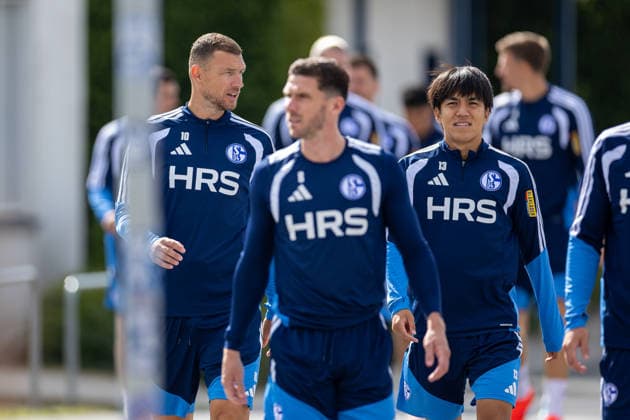 20.08.2026, Fussball, Training des FC Schalke 04. v. l. Edin Dzeko (FC Schalke 04), Robin Gosens (FC Schalke 04), Satoshi Tanaka (FC Schalke 04). Gelsenkirchen Trainingsgelände FC Schalke 04 NRW Deutschland xRHR-FOTO YYx *** August 20, 2026, Soccer, FC Schalke 04 training: Edin Dzeko (FC Schalke 04), Robin Gosens (FC Schalke 04), Satoshi Tanaka (FC Schalke 04) at the FC Schalke 04 training facility in Gelsenkirchen, North Rhine-Westphalia, Germany xRHR PHOTO YYx Copyright: RHR-FOTOx RHR-FOTO YY