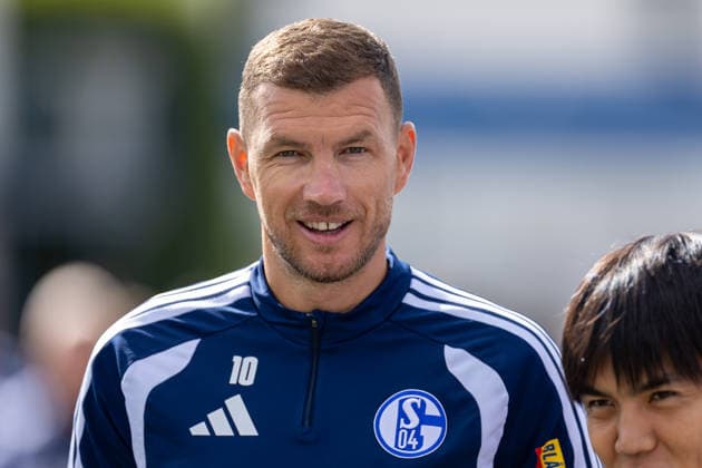 20.08.2026, Fussball, Training des FC Schalke 04. Edin Dzeko (FC Schalke 04). Gelsenkirchen Trainingsgelände FC Schalke 04 NRW Deutschland xRHR-FOTO YYx *** August 20, 2026, Soccer, FC Schalke 04 Practice, Edin Dzeko, FC Schalke 04, Gelsenkirchen, FC Schalke 04 Training Facility, North Rhine-Westphalia, Germany, xRHR PHOTO YYx Copyright: RHR-FOTOx RHR-FOTO YY