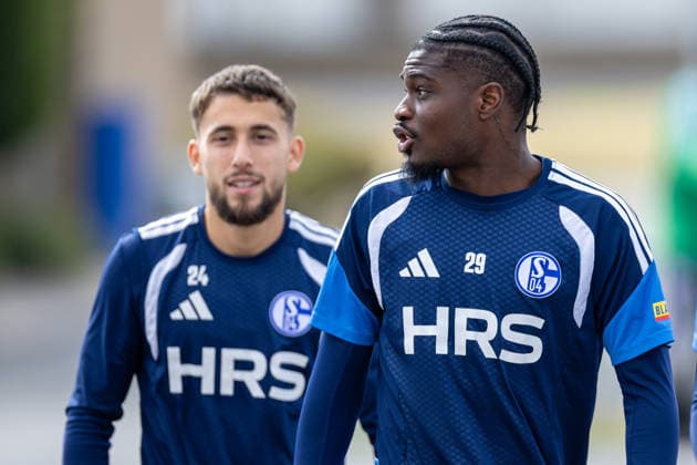 20.08.2026, Fussball, Training des FC Schalke 04. v. l. Adil Aouchiche (FC Schalke 04), Junior Dina Ebimbe (FC Schalke 04). Gelsenkirchen Trainingsgelände FC Schalke 04 NRW Deutschland xRHR-FOTO YYx *** August 20, 2026, Soccer, FC Schalke 04 practice featuring Adil Aouchiche, FC Schalke 04, Junior Dina Ebimbe, FC Schalke 04, Gelsenkirchen, FC Schalke 04 training facility, North Rhine-Westphalia, Germany, xRHR, PHOTO YYx Copyright: RHR-FOTOx RHR-FOTO YY