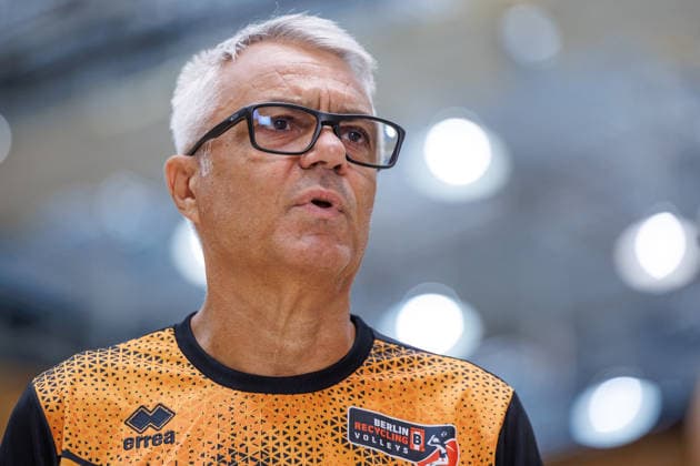 20.08.26, Berlin, Volleyball, 1.Trainingstag der Berlin Recycling Volleys mit Cheftrainer Andrea Anastasi. Training Berlin Recycling Volleys *** August 26, 2020, Berlin, Volleyball, 1st day of training for the Berlin Recycling Volleys with head coach Andrea Anastasi; Berlin Recycling Volleys Training