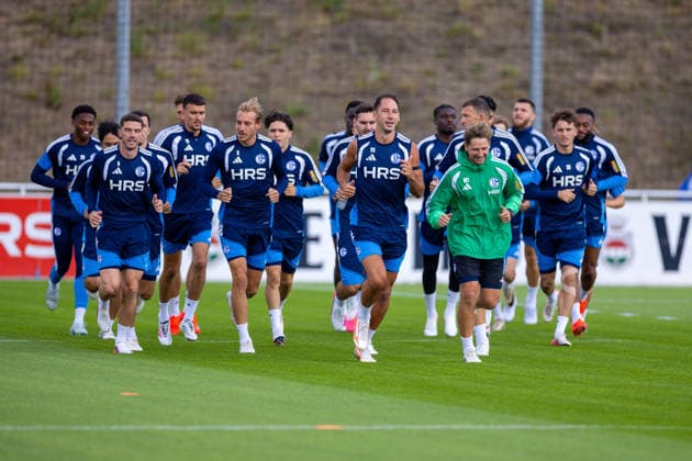 20.08.2026, Fussball, Training des FC Schalke 04. Die Spieler des S04 machen sich warm und laufen. Gelsenkirchen Trainingsgelände FC Schalke 04 NRW Deutschland xRHR-FOTO YYx *** August 20, 2026, Soccer, FC Schalke 04 practice The S04 players warm up and run at the FC Schalke 04 training facility in Gelsenkirchen, North Rhine-Westphalia, Germany xRHR PHOTO YYx Copyright: RHR-FOTOx RHR-FOTO YY