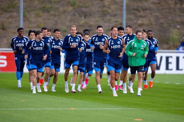 20.08.2026, Fussball, Training des FC Schalke 04. Die Spieler des S04 machen sich warm und laufen. Gelsenkirchen Trainingsgelände FC Schalke 04 NRW Deutschland xRHR-FOTO YYx *** August 20, 2026, Soccer, FC Schalke 04 practice The S04 players warm up and run at the FC Schalke 04 training facility in Gelsenkirchen, North Rhine-Westphalia, Germany xRHR PHOTO YYx Copyright: RHR-FOTOx RHR-FOTO YY