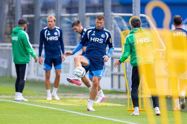 20.08.2026, Fussball, Training des FC Schalke 04. Edin Dzeko (FC Schalke 04). Gelsenkirchen Trainingsgelände FC Schalke 04 NRW Deutschland xRHR-FOTO YYx *** August 20, 2026, Soccer, FC Schalke 04 practice, Edin Dzeko, FC Schalke 04, Gelsenkirchen, FC Schalke 04 training facility, North Rhine-Westphalia, Germany, xRHR, PHOTO YYx Copyright: RHR-FOTOx RHR-FOTO YY