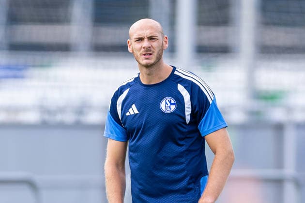 20.08.2026, Fussball, Training des FC Schalke 04. Henning Matriciani (vereinslos) hält sich auf einer Rasenfläche neben den Trainingsplätzen fit. Gelsenkirchen Trainingsgelände FC Schalke 04 NRW Deutschland xRHR-FOTO YYx *** August 20, 2026, Soccer, FC Schalke 04 training: Henning Matriciani, currently a free agent, stays in shape on a grassy area next to the training fields. Gelsenkirchen, FC Schalke 04 training grounds, North Rhine-Westphalia, Germany xRHR PHOTO YYx Copyright: RHR-FOTOx RHR-FOTO YY