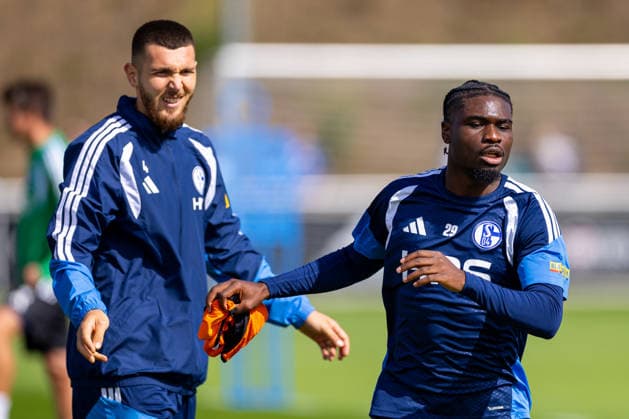 20.08.2026, Fussball, Training des FC Schalke 04. v. l. Hasan Kurucay (FC Schalke 04), Junior Dina Ebimbe (FC Schalke 04). Gelsenkirchen Trainingsgelände FC Schalke 04 NRW Deutschland xRHR-FOTO YYx *** August 20, 2026, Soccer, FC Schalke 04 training session, Hasan Kurucay (FC Schalke 04), Junior Dina Ebimbe (FC Schalke 04), Gelsenkirchen, FC Schalke 04 training facility, North Rhine-Westphalia, Germany, xRHR, PHOTO YYx Copyright: RHR-FOTOx RHR-FOTO YY