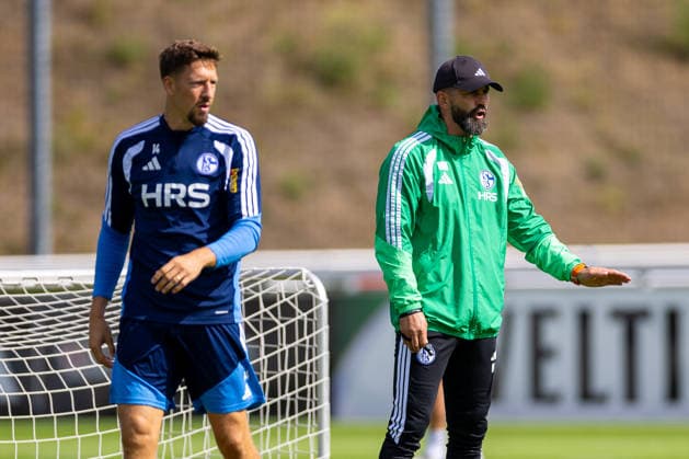20.08.2026, Fussball, Training des FC Schalke 04. v. l. Janik Bachmann (FC Schalke 04), Trainer Miron Muslic (FC Schalke 04). Gelsenkirchen Trainingsgelände FC Schalke 04 NRW Deutschland xRHR-FOTO YYx *** August 20, 2026, Soccer, FC Schalke 04 practice, featuring Janik Bachmann, FC Schalke 04, Coach Miron Muslic, FC Schalke 04, Gelsenkirchen, FC Schalke 04 training facility, North Rhine-Westphalia, Germany, xRHR, PHOTO YYx Copyright: RHR-FOTOx RHR-FOTO YY