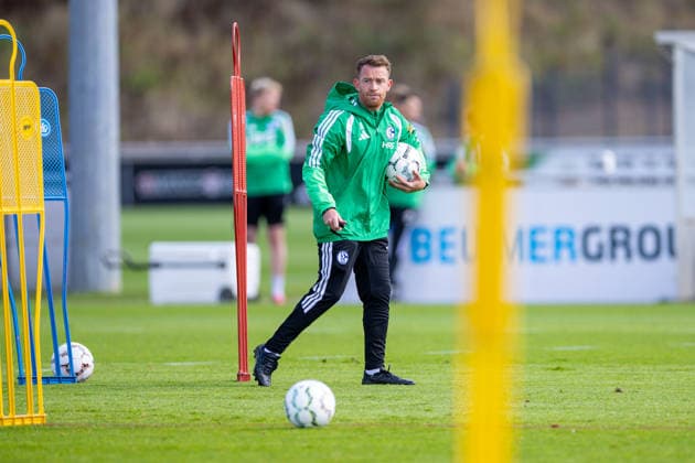 20.08.2026, Fussball, Training des FC Schalke 04. Co-Trainer Eddie Lattimore (FC Schalke 04). Gelsenkirchen Trainingsgelände FC Schalke 04 NRW Deutschland xRHR-FOTO YYx *** August 20, 2026, Soccer, FC Schalke 04 practice, Assistant Coach Eddie Lattimore, FC Schalke 04, Gelsenkirchen, FC Schalke 04 training facility, North Rhine-Westphalia, Germany, xRHR, PHOTO YYx Copyright: RHR-FOTOx RHR-FOTO YY