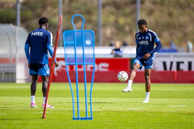20.08.2026, Fussball, Training des FC Schalke 04. Junior Adamu (FC Schalke 04). Gelsenkirchen Trainingsgelände FC Schalke 04 NRW Deutschland xRHR-FOTO YYx *** August 20, 2026, Soccer, FC Schalke 04 training session, Junior Adamu, FC Schalke 04, Gelsenkirchen, FC Schalke 04 training facility, North Rhine-Westphalia, Germany, xRHR, PHOTO YYx Copyright: RHR-FOTOx RHR-FOTO YY