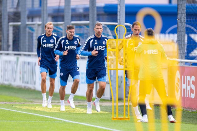 20.08.2026, Fussball, Training des FC Schalke 04. v. l. Timo Becker (FC Schalke 04), Maximilian Wöber (FC Schalke 04), Edin Dzeko (FC Schalke 04). Gelsenkirchen Trainingsgelände FC Schalke 04 NRW Deutschland xRHR-FOTO YYx *** August 20, 2026, Soccer, FC Schalke 04 training: Timo Becker (FC Schalke 04), Maximilian Wöber (FC Schalke 04), Edin Dzeko (FC Schalke 04) at the FC Schalke 04 training facility in Gelsenkirchen, North Rhine-Westphalia, Germany xRHR PHOTO YYx Copyright: RHR-FOTOx RHR-FOTO YY