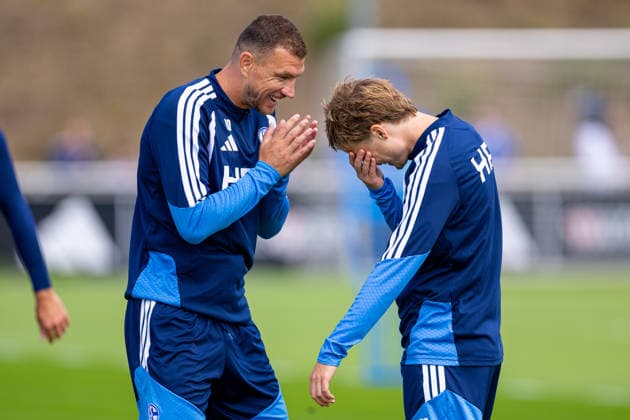 20.08.2026, Fussball, Training des FC Schalke 04. v. l. Edin Dzeko (FC Schalke 04), Finn Porath (FC Schalke 04). Gelsenkirchen Trainingsgelände FC Schalke 04 NRW Deutschland xRHR-FOTO YYx *** August 20, 2026, Soccer, FC Schalke 04 practice featuring Edin Dzeko (FC Schalke 04) and Finn Porath (FC Schalke 04), Gelsenkirchen, FC Schalke 04 training facility, North Rhine-Westphalia, Germany, xRHR PHOTO YYx Copyright: RHR-FOTOx RHR-FOTO YY