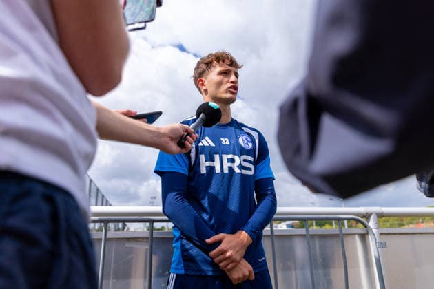 20.08.2026, Fussball, Training des FC Schalke 04. Medienrunde mit Vitalie Becker (FC Schalke 04). Gelsenkirchen Trainingsgelände FC Schalke 04 NRW Deutschland xRHR-FOTO YYx *** August 20, 2026, Soccer, FC Schalke 04 Training Session, Media Round with Vitalie Becker, FC Schalke 04, Gelsenkirchen, FC Schalke 04 Training Facility, North Rhine-Westphalia, Germany, xRHR, PHOTO YYx Copyright: RHR-FOTOx RHR-FOTO YY