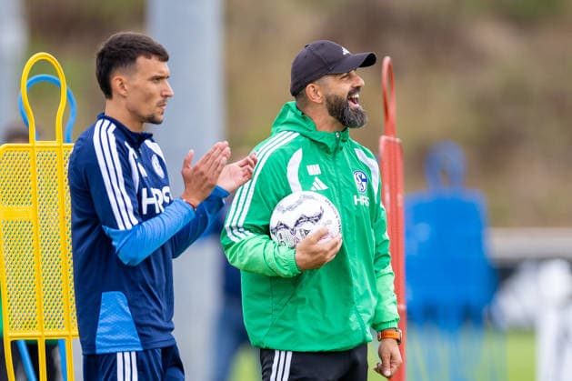 20.08.2026, Fussball, Training des FC Schalke 04. v. l. Dejan Ljubicic (FC Schalke 04). Trainer Miron Muslic (FC Schalke 04) Gelsenkirchen Trainingsgelände FC Schalke 04 NRW Deutschland xRHR-FOTO YYx *** August 20, 2026, Soccer, FC Schalke 04 practice, Dejan Ljubicic, FC Schalke 04 coach Miron Muslic, FC Schalke 04, Gelsenkirchen, FC Schalke 04 training facility, North Rhine-Westphalia, Germany, xRHR, PHOTO YYx Copyright: RHR-FOTOx RHR-FOTO YY