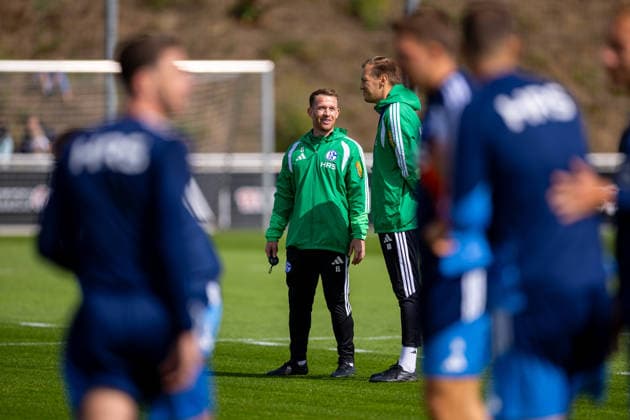 20.08.2026, Fussball, Training des FC Schalke 04. Co-Trainer Eddie Lattimore (FC Schalke 04). Gelsenkirchen Trainingsgelände FC Schalke 04 NRW Deutschland xRHR-FOTO YYx *** August 20, 2026, Soccer, FC Schalke 04 practice; Assistant Coach Eddie Lattimore; FC Schalke 04, Gelsenkirchen; FC Schalke 04 training facility; North Rhine-Westphalia, Germany; xRHR PHOTO YYx Copyright: RHR-FOTOx RHR-FOTO YY