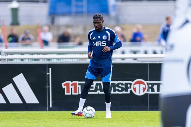20.08.2026, Fussball, Training des FC Schalke 04. Junior Dina Ebimbe (FC Schalke 04). Gelsenkirchen Trainingsgelände FC Schalke 04 NRW Deutschland xRHR-FOTO YYx *** August 20, 2026, Soccer, FC Schalke 04 Junior Dina Ebimbe Training Session, FC Schalke 04 Gelsenkirchen Training Facility, FC Schalke 04, North Rhine-Westphalia, Germany, xRHR PHOTO YYx Copyright: RHR-FOTOx RHR-FOTO YY