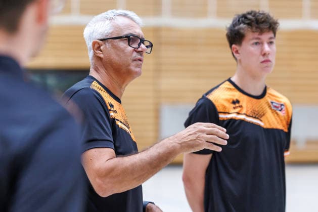 20.08.26, Berlin, Volleyball, 1.Trainingstag der Berlin Recycling Volleys mit Cheftrainer Andrea Anastasi. Training Berlin Recycling Volleys *** August 26, 2020, Berlin, Volleyball, Day 1 of training for the Berlin Recycling Volleys with head coach Andrea Anastasi; Berlin Recycling Volleys Training