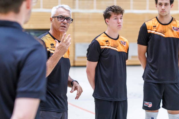 20.08.26, Berlin, Volleyball, 1.Trainingstag der Berlin Recycling Volleys mit Cheftrainer Andrea Anastasi. Training Berlin Recycling Volleys *** August 26, 2020, Berlin, Volleyball, Day 1 of training for the Berlin Recycling Volleys with head coach Andrea Anastasi; Berlin Recycling Volleys Training