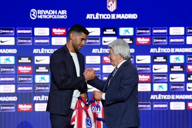 Atletico de Madrid s new player Cristian Cuti Romero (l) with the President Enrique Cerezo during his official presentation. August 20, 2026. (2026082033)