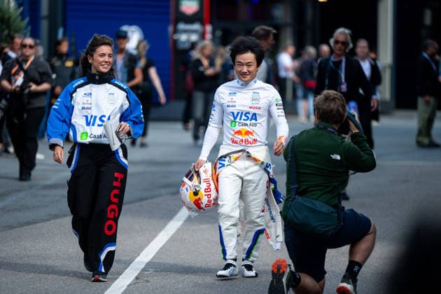 20.08.2026, NED, Motorsport, FIA Formel 1 Weltmeisterschaft, Media Day, Saison 2026, Circuit Zandvoort, Großer Preis der Niederlande Yuki Tsunoda ( Visa Cash App Racing Bulls F1 Team, Japan, 22 ), davor ein Fotograf, Zandvoort Mascot Circuit Zandvoort Holland Niederlande *** August 20, 2026, NED, Motorsports, FIA Formula 1 World Championship, Media Day, 2026 Season, Circuit Zandvoort, Dutch Grand Prix, Yuki Tsunoda, Visa Cash App Racing Bulls F1 Team, Japan, 22, formerly a photographer, Zandvoort Mascot, Circuit Zandvoort, Holland, Netherlands Copyright: xNordphoto Memmlerx