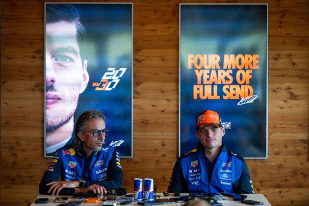20.08.2026, NED, Motorsport, FIA Formel 1 Weltmeisterschaft, Media Day, Saison 2026, Circuit Zandvoort, Großer Preis der Niederlande Max Verstappen ( Oracle Red Bull Racing, Niederlande, 03 ) bei der Pressekonferenz zur Vertragsverlängerung mit Branding Four more years of full send, daneben Laurent Mekies ( Oracle Red Bull Racing, Teamchef ), Zandvoort Mascot Circuit Zandvoort Holland Niederlande *** August 20, 2026, NED, Motorsports, FIA Formula 1 World Championship, Media Day, 2026 Season, Circuit Zandvoort, Dutch Grand Prix, Max Verstappen, Oracle Red Bull Racing, Netherlands, on August 3 at the press conference announcing his contract extension with Branding: Four more years of full send, alongside Laurent Mekies, Oracle Red Bull Racing Team Principal, Zandvoort Mascot, Circuit Zandvoort, Holland, Netherlands Copyright: xNordphoto Memmlerx