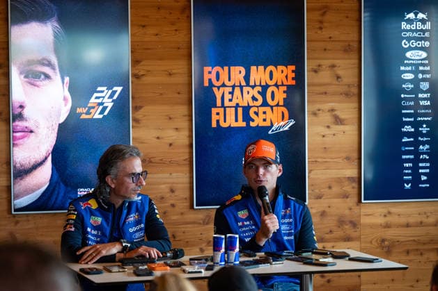 20.08.2026, NED, Motorsport, FIA Formel 1 Weltmeisterschaft, Media Day, Saison 2026, Circuit Zandvoort, Großer Preis der Niederlande Max Verstappen ( Oracle Red Bull Racing, Niederlande, 03 ) bei der Pressekonferenz zur Vertragsverlängerung mit Branding Four more years of full send, daneben Laurent Mekies ( Oracle Red Bull Racing, Teamchef ), Zandvoort Mascot Circuit Zandvoort Holland Niederlande *** August 20, 2026, NED, Motorsports, FIA Formula 1 World Championship, Media Day, 2026 Season, Circuit Zandvoort, Dutch Grand Prix, Max Verstappen, Oracle Red Bull Racing, Netherlands, on August 3 at the press conference announcing his contract extension with Branding: Four more years of full send, alongside Laurent Mekies, Oracle Red Bull Racing Team Principal, Zandvoort Mascot, Circuit Zandvoort, Holland, Netherlands Copyright: xNordphoto Memmlerx