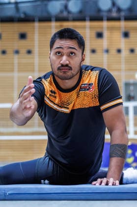 20.08.26, Berlin, Volleyball, 1.Trainingstag der Berlin Recycling Volleys mit Cheftrainer Andrea Anastasi. Joshua Tuaniga beim Aufwaermtraining. Training Berlin Recycling Volleys *** August 26, 2020, Berlin, Volleyball, 1st day of training for the Berlin Recycling Volleys with head coach Andrea Anastasi; Joshua Tuaniga during the warm-up; Berlin Recycling Volleys training