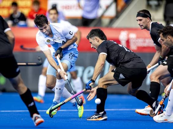AMSTELVEEN - Matias Rey of Argentina in a duel with Kane Russell of New Zealand (R) during the group stage match at the Hockey World Cup between New Zealand and Argentina at the Wagener Stadium. KOEN VAN WEEL ANP xVIxANPxSportx xxANPxIVx 565867462 originalFilename: 565867462.jpg