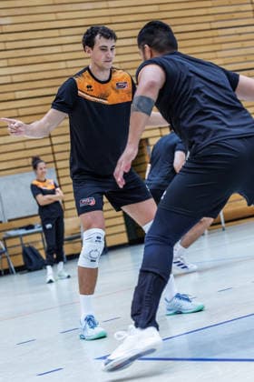 20.08.26, Berlin, Volleyball, 1.Trainingstag der Berlin Recycling Volleys mit Cheftrainer Andrea Anastasi. Louis Kunstmann beim Aufwaermtraining. Training Berlin Recycling Volleys *** August 26, 2020, Berlin, Volleyball, Day 1 of training for the Berlin Recycling Volleys with head coach Andrea Anastasi; Louis Kunstmann during the warm-up; Berlin Recycling Volleys training