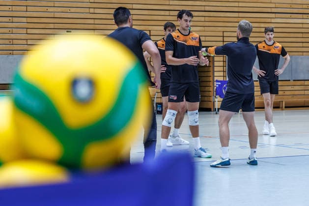 20.08.26, Berlin, Volleyball, 1.Trainingstag der Berlin Recycling Volleys mit Cheftrainer Andrea Anastasi. Training Berlin Recycling Volleys *** August 26, 2020, Berlin, Volleyball, 1st day of training for the Berlin Recycling Volleys with head coach Andrea Anastasi; Berlin Recycling Volleys Training