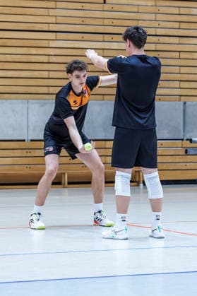 20.08.26, Berlin, Volleyball, 1.Trainingstag der Berlin Recycling Volleys mit Cheftrainer Andrea Anastasi. Arthur Wehner beim Aufwaermtraining. Training Berlin Recycling Volleys *** August 26, 2020, Berlin, Volleyball, 1st day of training for the Berlin Recycling Volleys with head coach Andrea Anastasi; Arthur Wehner during warm-up exercises; Berlin Recycling Volleys training