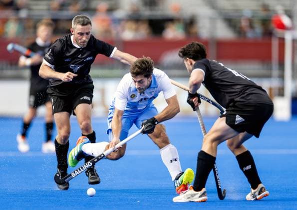 AMSTELVEEN - Tadeo Marcucci of Argentina in a duel with Scott Boyde of New Zealand (L) and Joseph Morrison of New Zealand during the group stage match at the Hockey World Cup between New Zealand and Argentina at the Wagener Stadium. KOEN VAN WEEL ANP xVIxANPxSportx xxANPxIVx 565867658 originalFilename: 565867658.jpg