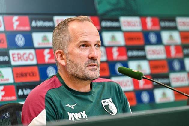 Pressekonferenz DFB-Pokal; FC Augsburg; 20.08.2026 AUGSBURG, GERMANY - 20. AUGUST: im Bild Manuel BAUM Trainer FC Augsburg auf der Pressekonferenz vor dem Pokalspiel in Cottbus *** DFB Cup Press Conference: FC Augsburg, August 20, 2026, AUGSBURG, GERMANY—Pictured: Manuel BAUM, FC Augsburg coach, at the press conference ahead of the Cup match in Cottbus Copyright: xBEAUTIFULxSPORTS Goldbergx