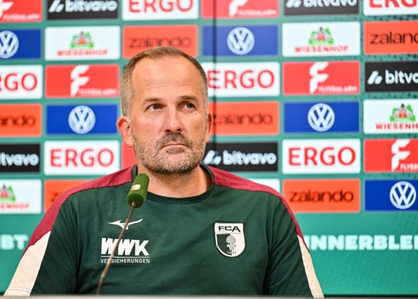 Pressekonferenz DFB-Pokal; FC Augsburg; 20.08.2026 AUGSBURG, GERMANY - 20. AUGUST: im Bild Manuel BAUM Trainer FC Augsburg auf der Pressekonferenz vor dem Pokalspiel in Cottbus *** DFB Cup Press Conference: FC Augsburg, August 20, 2026, AUGSBURG, GERMANY—Pictured: Manuel BAUM, FC Augsburg coach, at the press conference ahead of the Cup match in Cottbus Copyright: xBEAUTIFULxSPORTS Goldbergx
