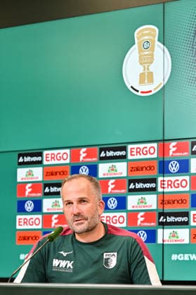 Pressekonferenz DFB-Pokal; FC Augsburg; 20.08.2026 AUGSBURG, GERMANY - 20. AUGUST: im Bild Manuel BAUM Trainer FC Augsburg auf der Pressekonferenz vor dem Pokalspiel in Cottbus *** DFB Cup Press Conference: FC Augsburg, August 20, 2026, AUGSBURG, GERMANY—Pictured: Manuel BAUM, FC Augsburg coach, at the press conference ahead of the Cup match in Cottbus Copyright: xBEAUTIFULxSPORTS Goldbergx