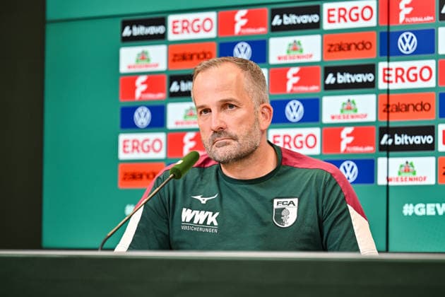Pressekonferenz DFB-Pokal; FC Augsburg; 20.08.2026 AUGSBURG, GERMANY - 20. AUGUST: im Bild Manuel BAUM Trainer FC Augsburg auf der Pressekonferenz vor dem Pokalspiel in Cottbus *** DFB Cup Press Conference: FC Augsburg, August 20, 2026, AUGSBURG, GERMANY—Pictured: Manuel BAUM, FC Augsburg coach, at the press conference ahead of the Cup match in Cottbus Copyright: xBEAUTIFULxSPORTS Goldbergx